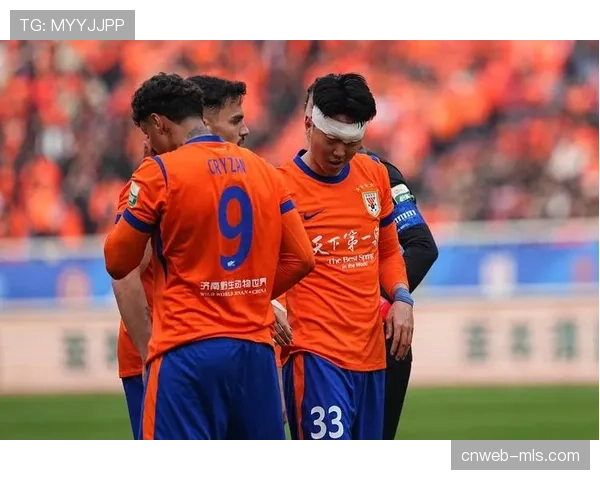 【2026年4月中超联赛·人物·特写特写：场边治疗的山东泰山球员，仍在观察对手定位球防守站位并向队友喊话提示